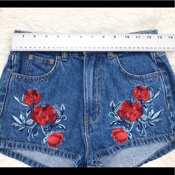 H&M x Coachella High Rise Rose Embroidered Jean Shorts 4 - Picture 4 of 7